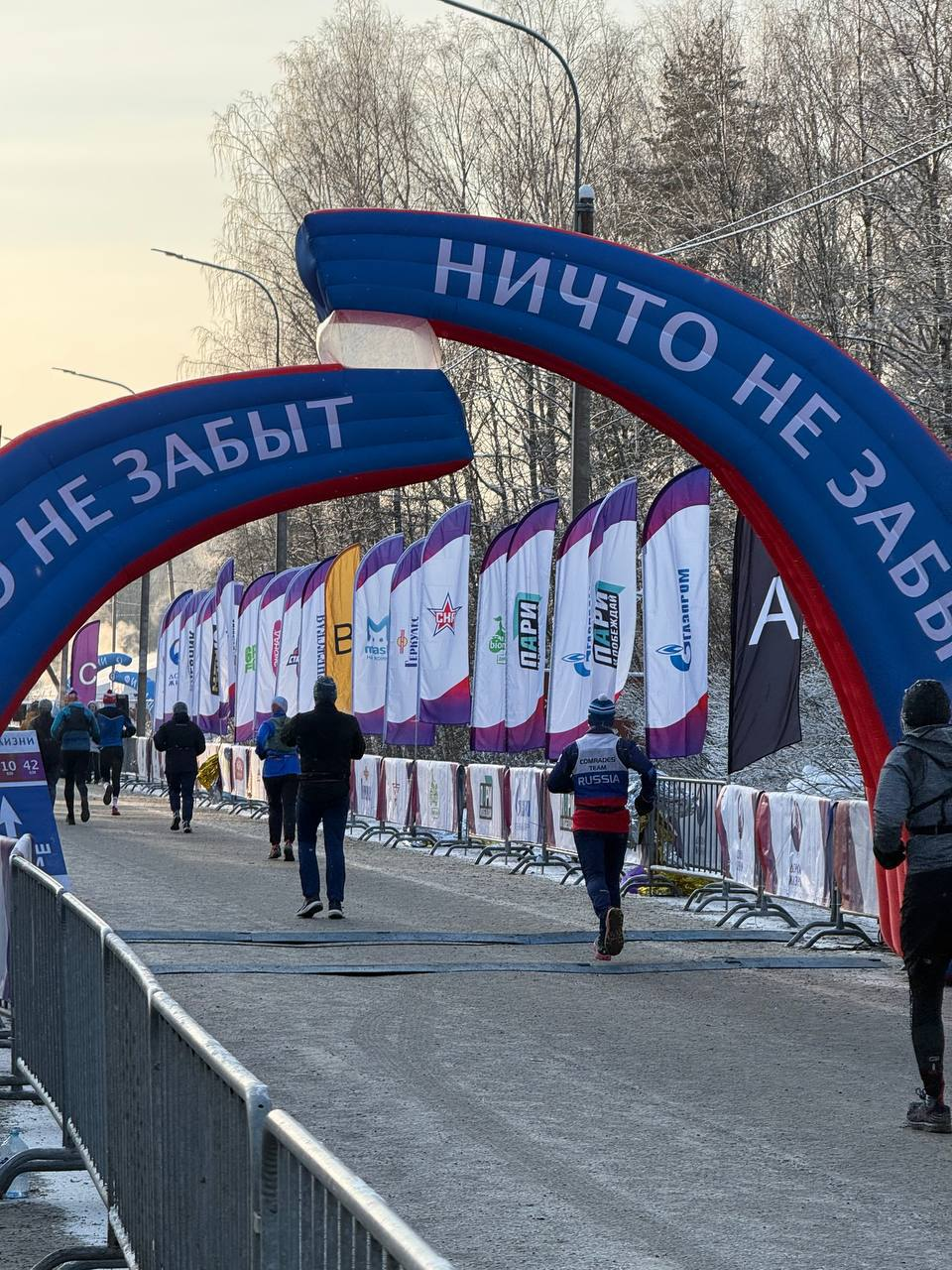 мемориал "Разорванное кольцо" на Ладоге